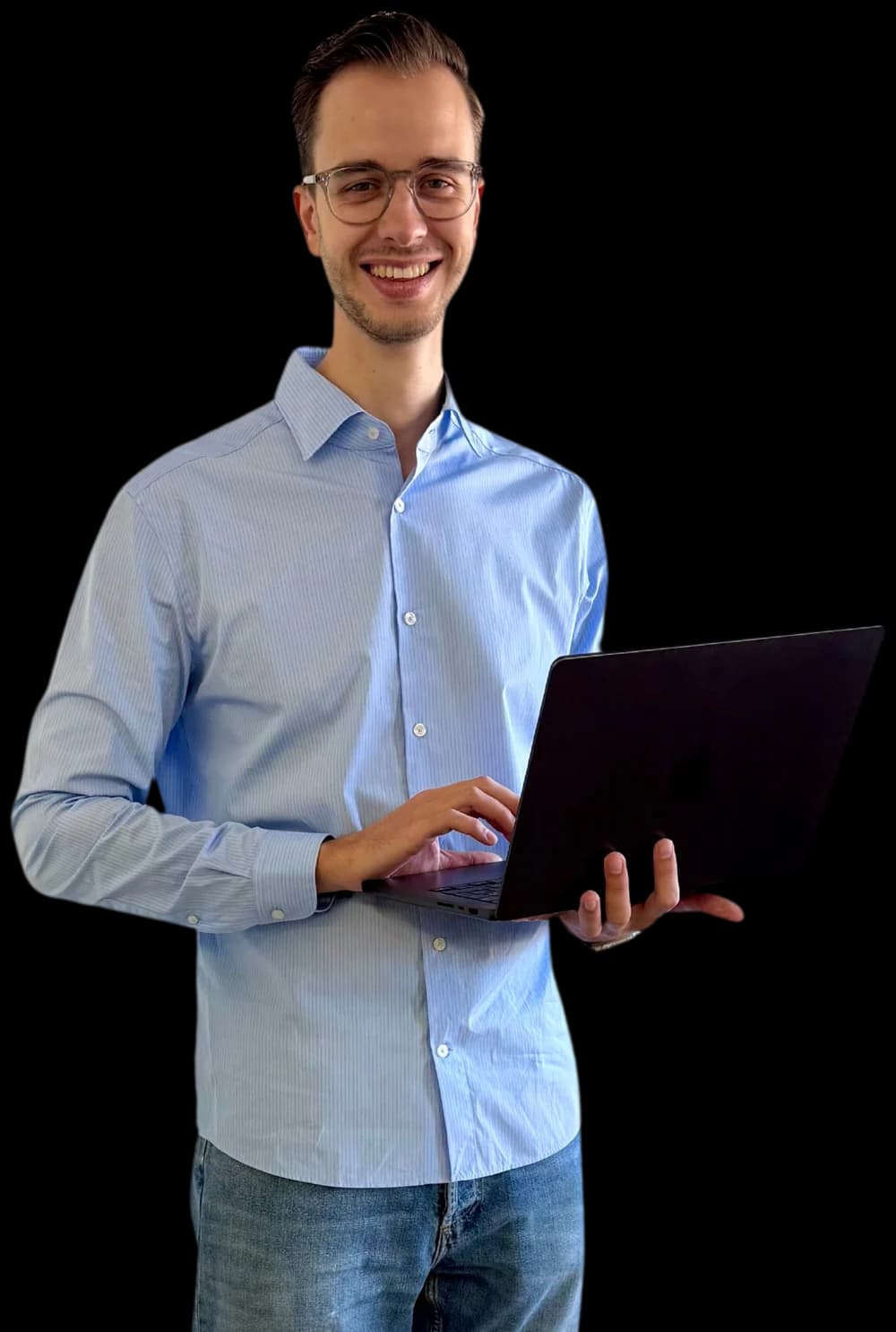 Maarten Grooff, staand met zijn laptop in de hand